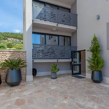 Grey House Apartment Bol Exterior photo